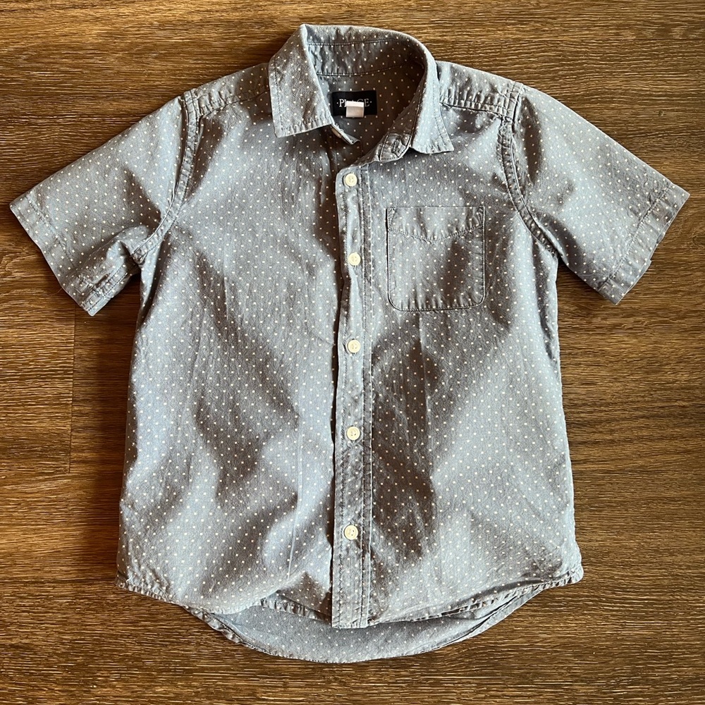 Children’s place little boys blue and white, short sleeve button up. Size 7/8 M